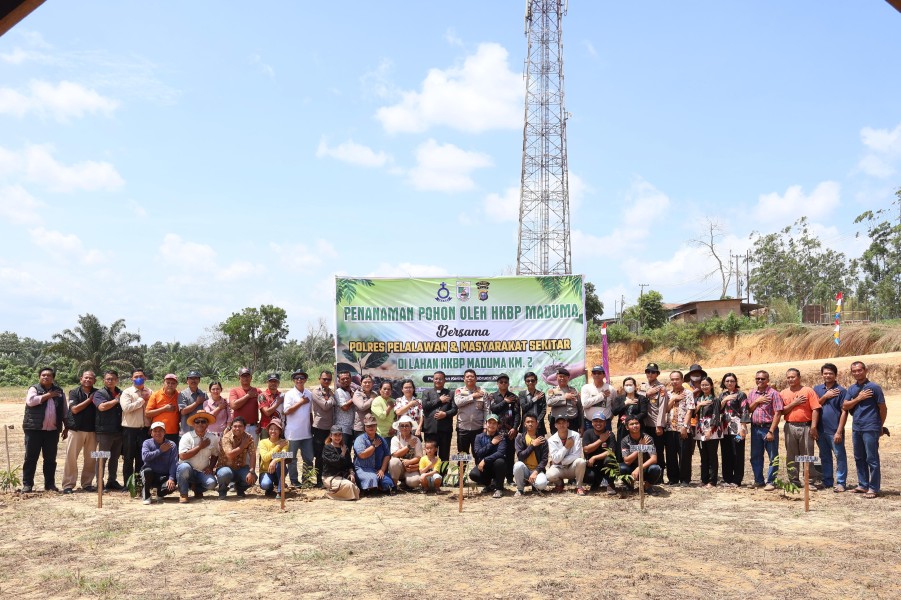 Gereja HKBP Maduma dan Polisi Bersatu Hijaukan Pangkalan Kerinci