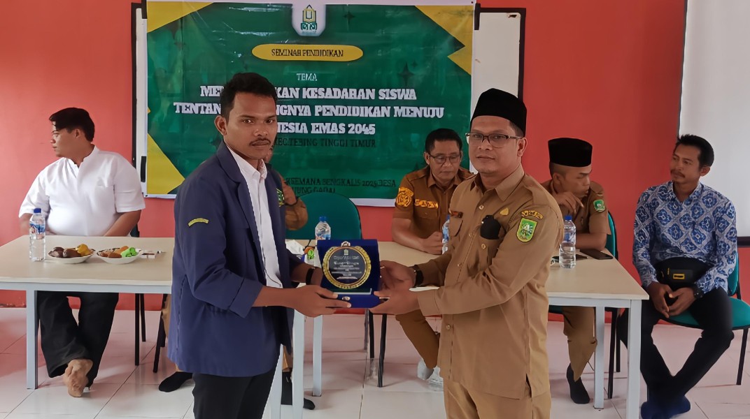 Mahasiswa KKN Desa Tanjung Gadai Gelar Seminar Pentingnya Pendidikan untuk Mewujudkan Indonesia Emas 2045