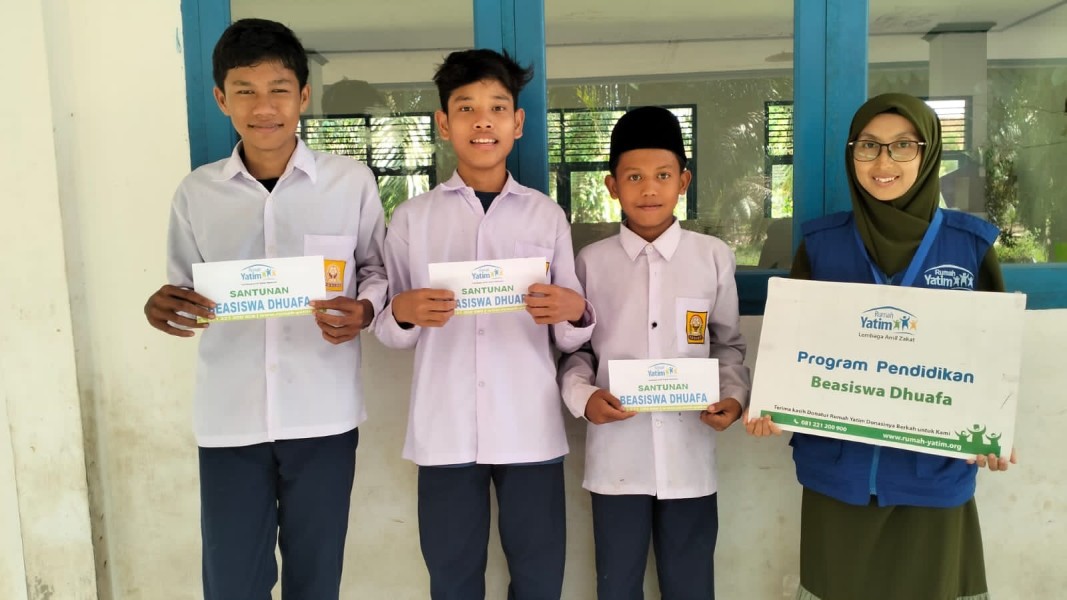 Rumah Yatim Riau Salurkan Beasiswa untuk 23 Siswa Yatim Dhuafa di Rokan Hulu