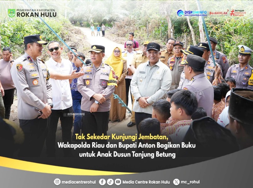 Tak Sekadar Tinjau Jembatan, Wakapolda Riau dan Bupati Anton Bagikan Buku untuk Anak Dusun Tanjung Betung