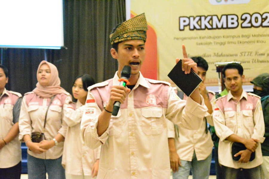 Presma Azmi Zandri Sambut Mahasiswa Baru STIE Riau dengan Orasi Cinta: Komitmen Tri Dharma dan Guncang Dunia