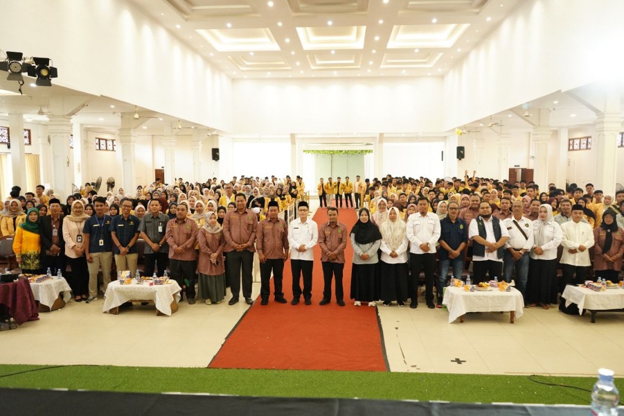 Dukung Pengabdian Mahasiswa, Asisten III Setda Inhil H. Fajar Husen Hadiri Pelepasan KKN UNISI