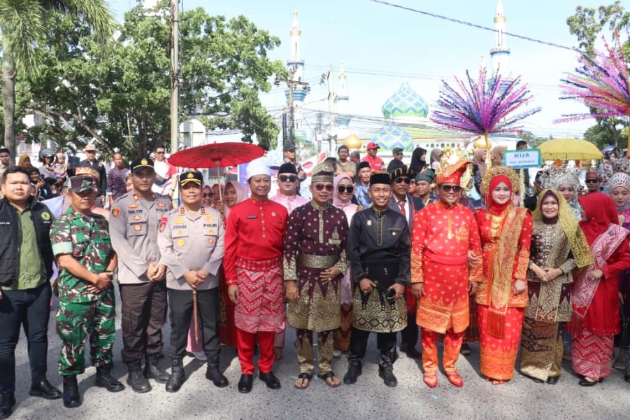 Sinergi Pemerintah dan Polri, Bupati Zukri dan Kapolres John Louis Lepas Pawai Budaya Pelalawan