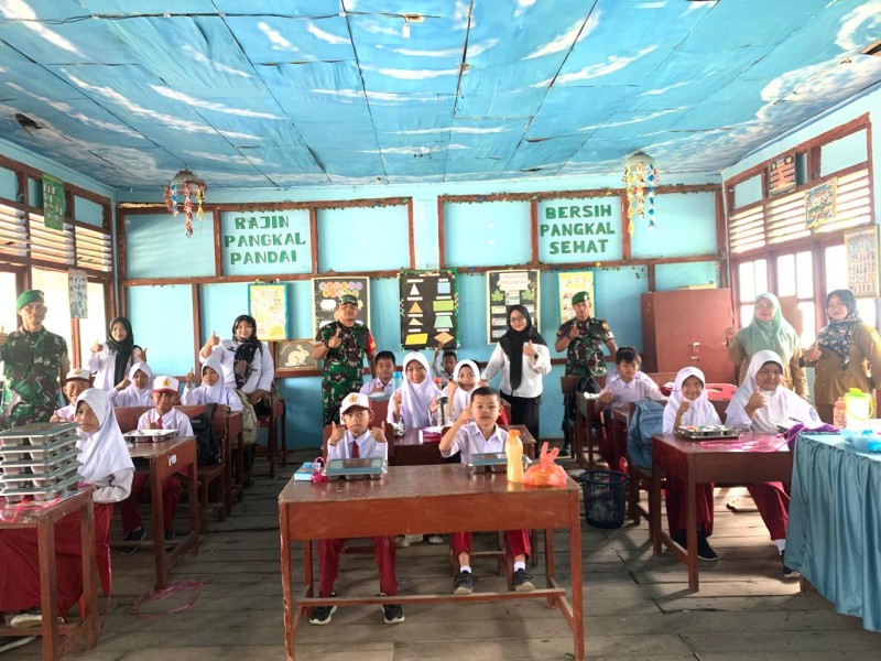 Dukung Program Pemenuhan Gizi Anak, Babinsa Koramil 06/Kateman Kembali Dampingi Kegiatan Makan Sehat Bergizi di Sekolah