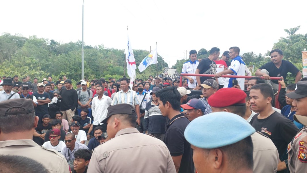 Ribuan Massa Kepung PT PHR Minas! GPMP Luncurkan Aksi Besar-Besaran Tuntut Keadilan Untuk Buruh dan Warga Lokal