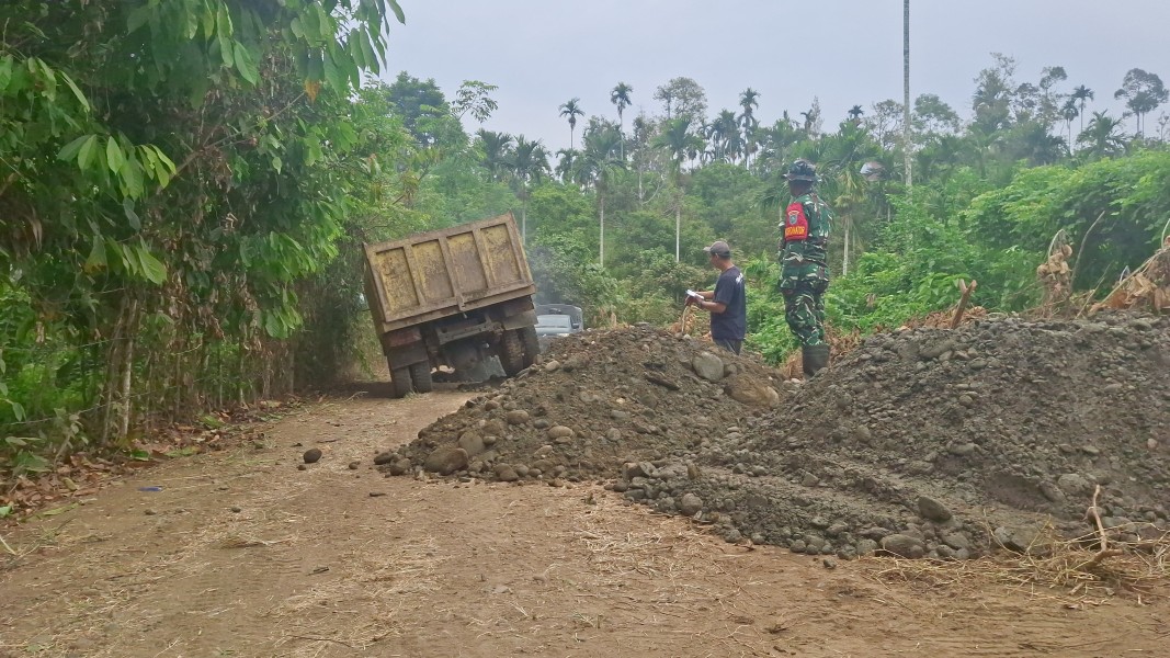 Pasokan Material Terus Digenjot, Satgas TMMD Ke-129 Kodim 0102/Pidie Pastikan Pengerasan Jalan Berjalan Tanpa Hambatan