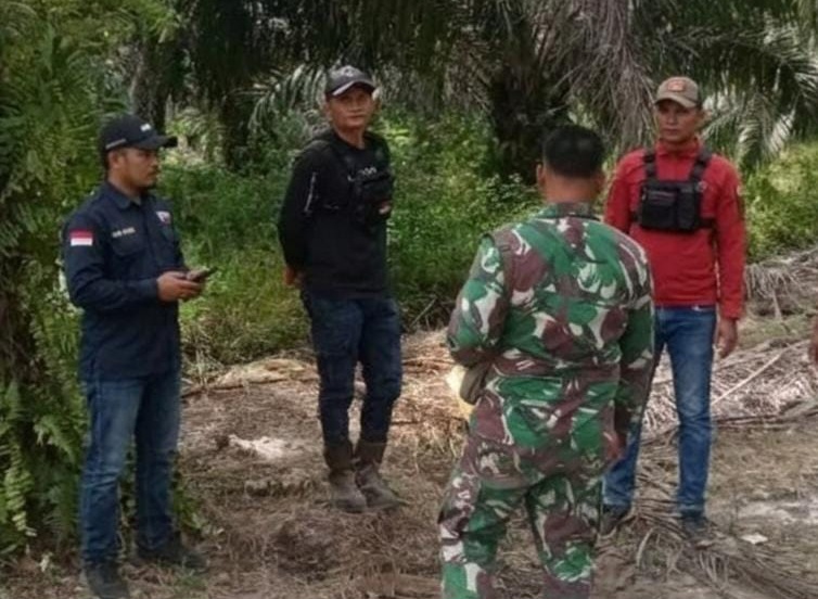 Babinsa Serda Wiky Hendri Septa Sosialisasikan Bahaya Narkoba kepada Warga Teluk Lancang -