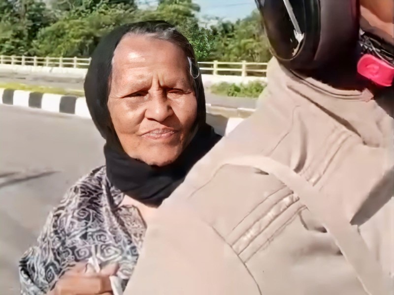 Melihat Lansia Berjalan Kaki 7 Kilometer, Bhabinkamtibmas Polsek Rambah Pilih Mengantar hingga ke Rumah