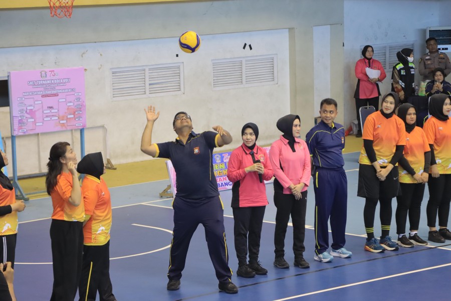 Turnamen Bola Voli Bhayangkari Se-Cabang Kampar Resmi Dibuka, Kapolres dan Ketua Bhayangkari Beri Pesan Inspiratif!