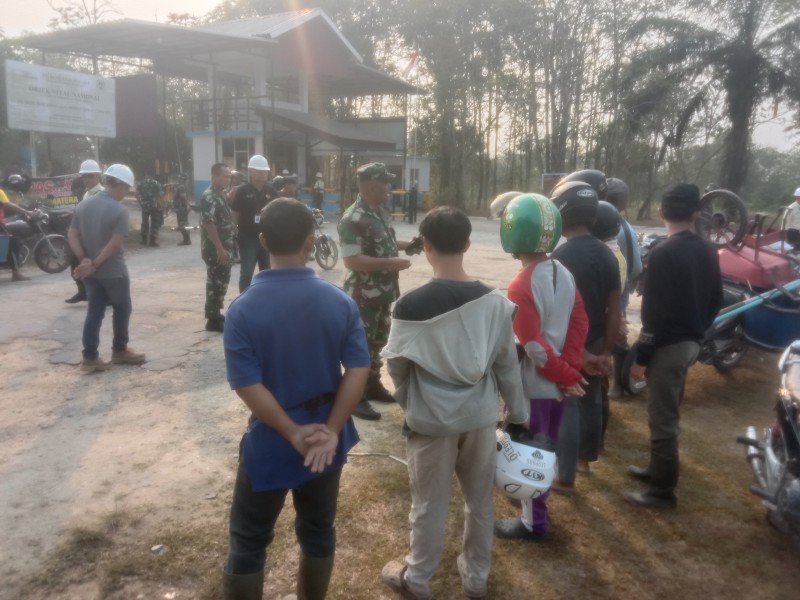 Tim Mabes TNI Gencarkan Penyuluhan Karhutla di Siak, Ajak Masyarakat Jadi Garda Terdepan Pencegahan