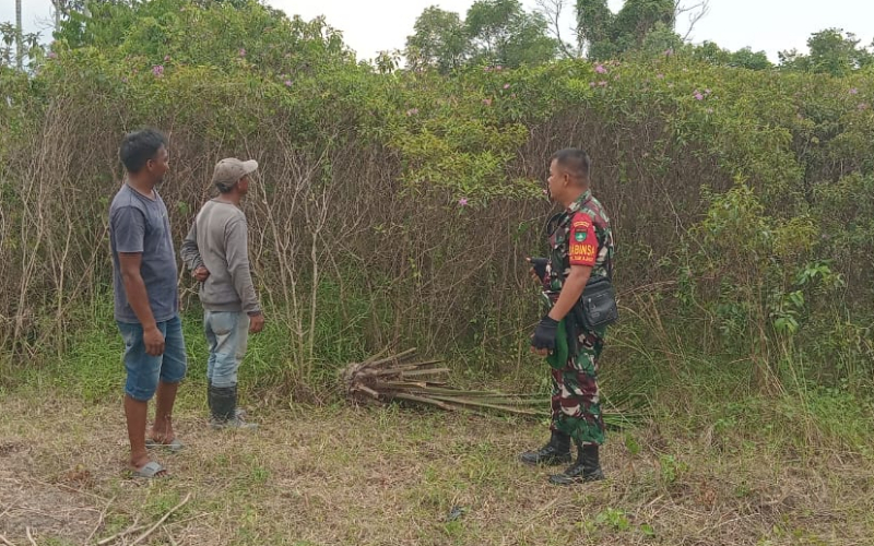 Patroli Karhutla di Bagan Keladi, Babinsa Ajak Warga Kelola Lahan Tanpa Bakar