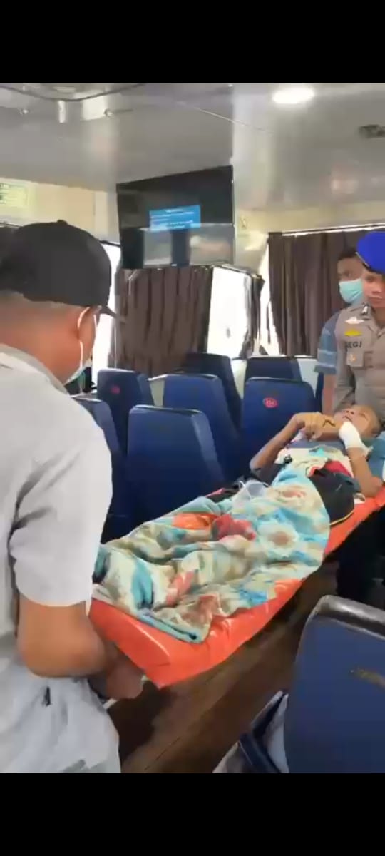 Polres Meranti Evakuasi Penumpang Yang Sakit di Tengah Padatnya Aktivitas Pelabuhan