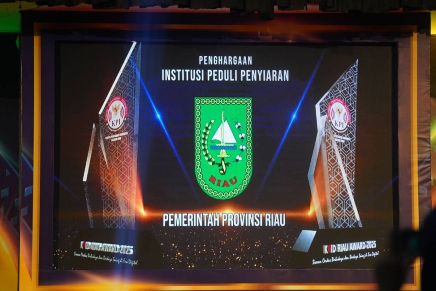 Pemprov Riau Terima KPID Riau Award sebagai Institusi Peduli Penyiaran