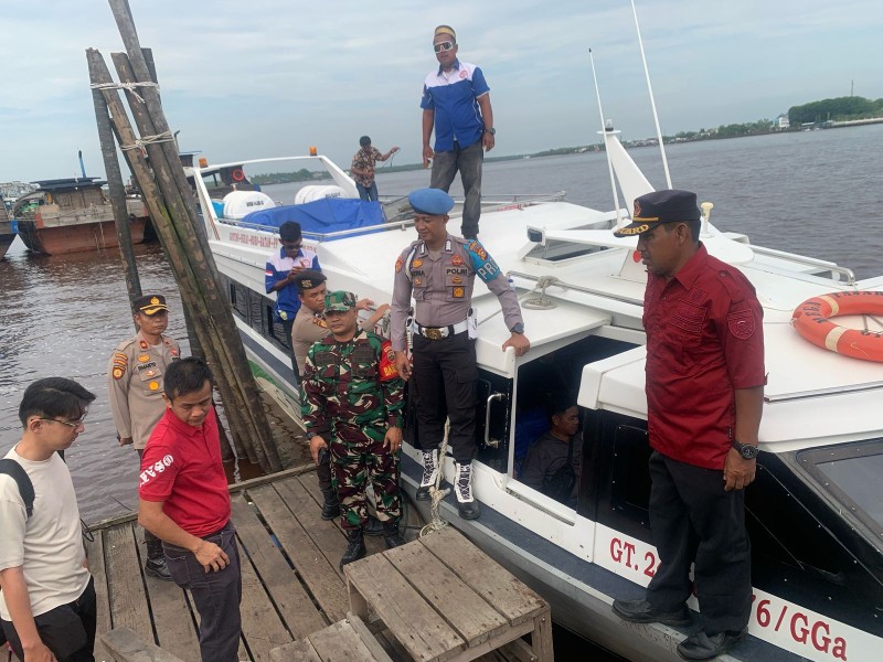 Operasi Ketupat Lancang Kuning 2025, Babinsa Koramil 06/Kateman Bersama Aparat Gabungan Berikan Pelayanan di Pelabuhan Sungai Guntung