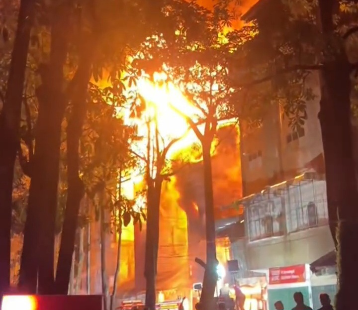 Kebakaran Hebat di Jalan Sungai Garam Bagansiapiapi, Empat Bangunan Ludes, Kerugian Ditaksir Puluhan Miliar