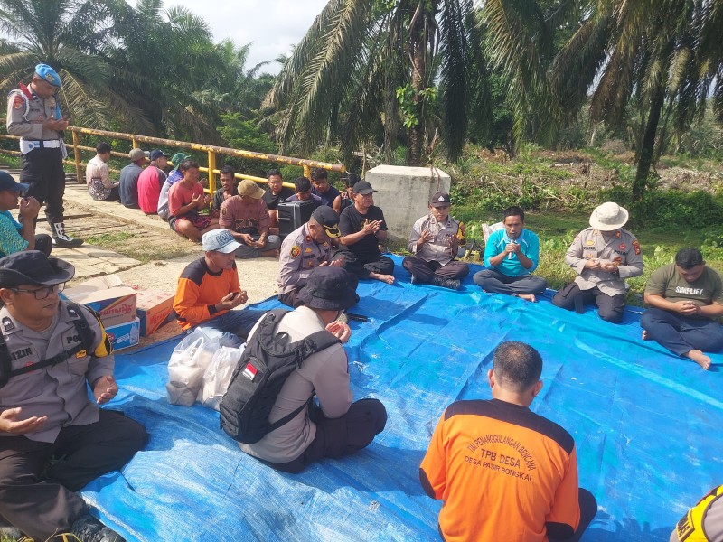Renovasi Jembatan Pasir Bongkal Hari Kedua, Polsek Pasir Penyu dan Warga Gelar Doa dan Makan Bersama