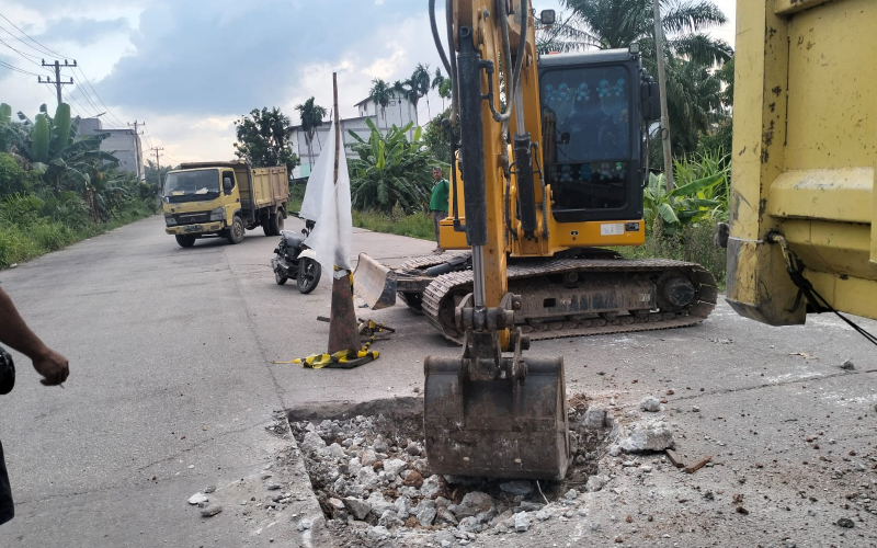 Warga Sungai Sembilan dan Pemuda Tujuh Suku Bersatu Perbaiki Jalan PU Lama