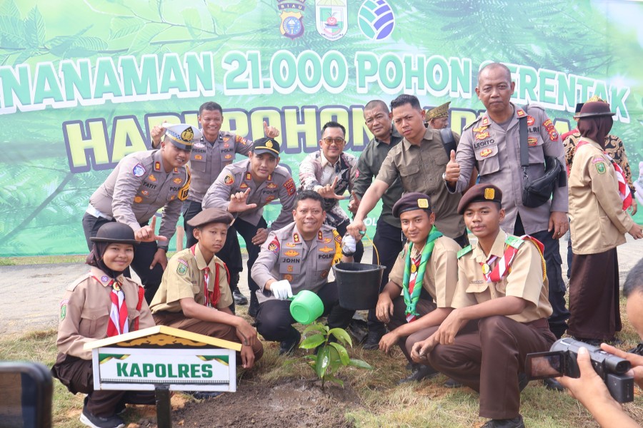 Polres Pelalawan Tanam 21.000 Pohon Peringati Hari Pohon Sedunia: Polisi & Masyarakat Bersatu Hijaukan Bumi Lancang Kuning