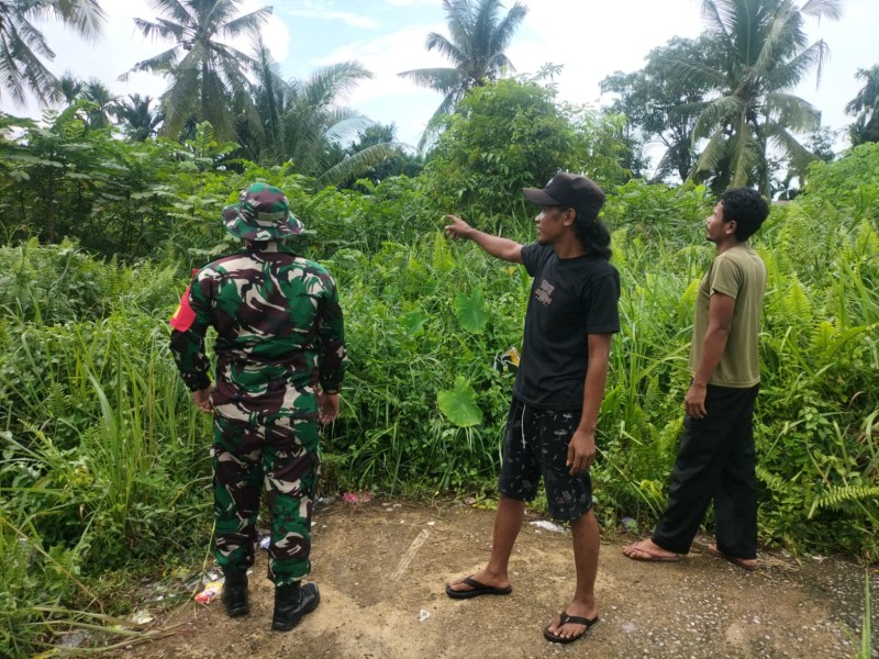 Melalui Patroli dan Sosialisasi, Babinsa Koramil 06/Kateman Antisipasi Karhutla