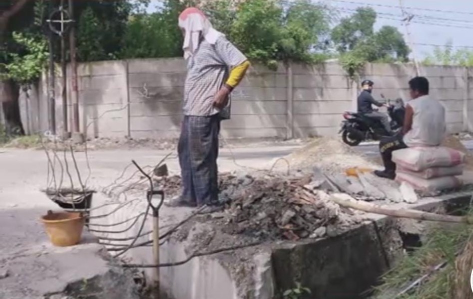 Kontraktor Menyerah! Usai Bongkar Jembatan Drainase, Kini Kembali Diperbaiki