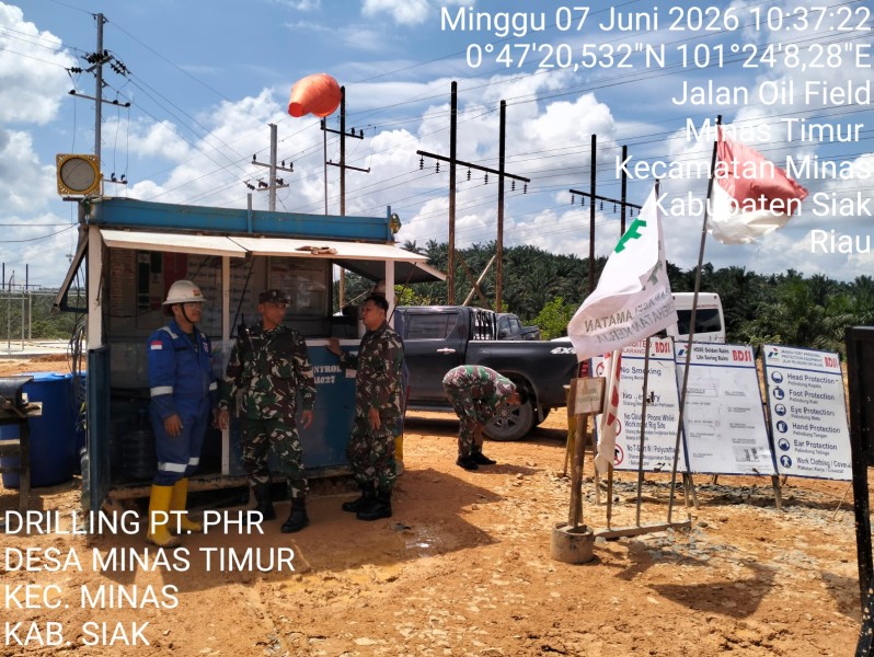 Babinsa Serda Heppy Setiawan dan Serda Haris Sandya Pratama Laksanakan Patroli Pengamanan Lokasi Drilling di Wilayah Minas
