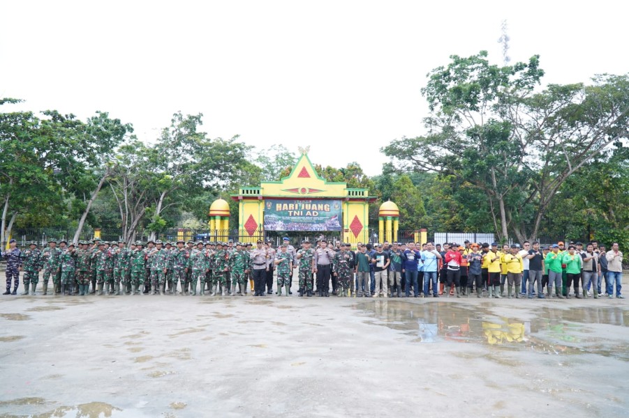 Peringati Hari Juang Kartika TNI AD 2025, Kodim 0314/Inhil Gelar Karya Bakti Sosial Bersihkan Pasar