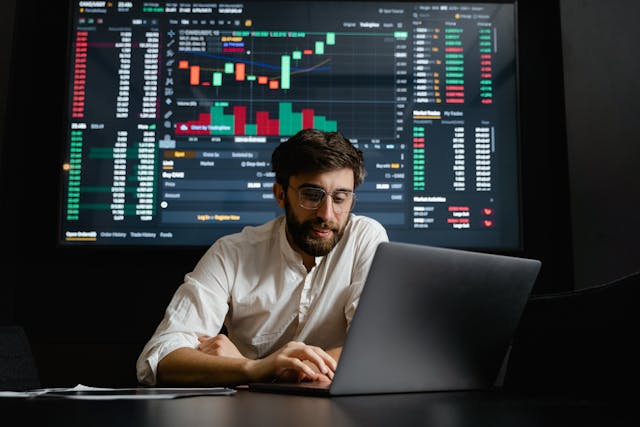 Investasi Emas vs Saham, Mana yang Lebih Menguntungkan?