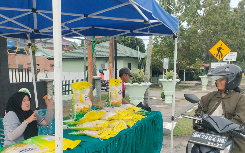 Dukung Ketahanan Pangan, Kodim Dumai Bersama Bulog Salurkan Beras Murah ke Masyarakat