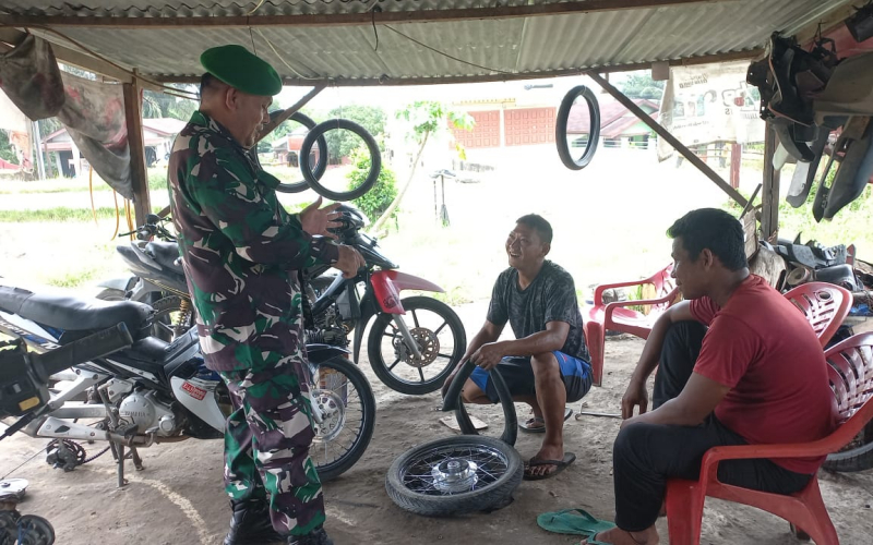 Aktif Patroli, Babinsa Koramil 02 Pastikan Keamanan di Wilayah Pipa Minyak