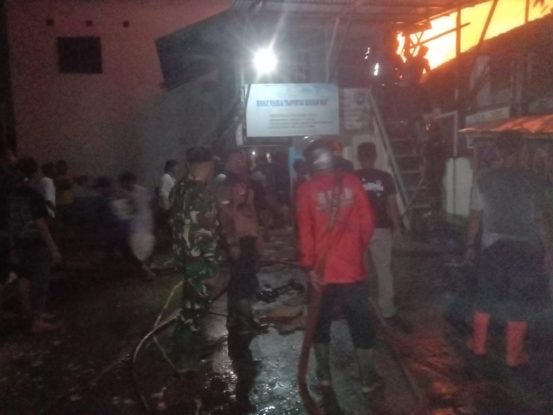 Personel Kodim 0314/Inhil Turut Bantu Padamkan Sijago Merah