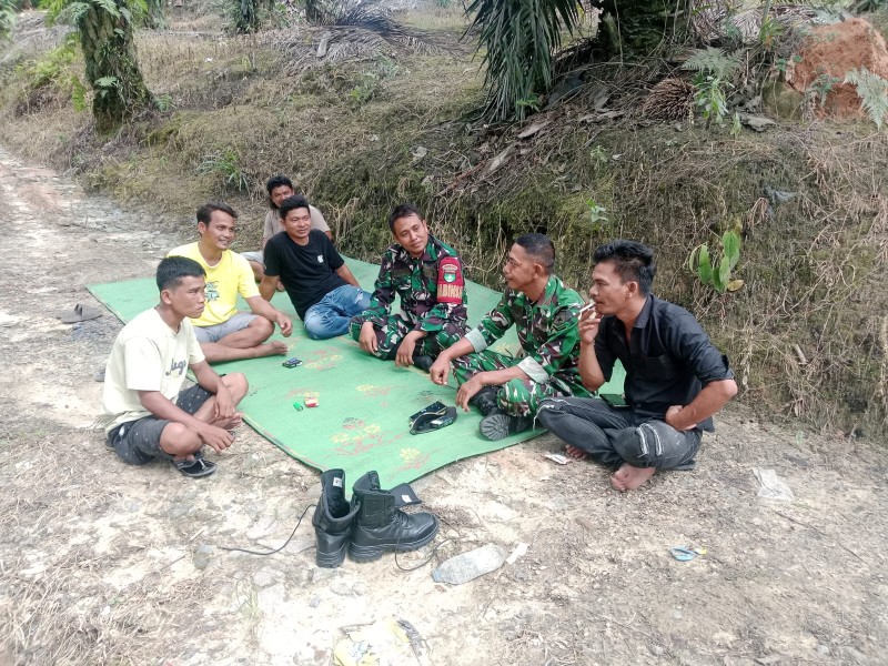 Babinsa Koramil Minas, Sertu Sugiarto Sosialisasikan Bahaya Narkoba kepada Warga Kampung Rantau Bertuah