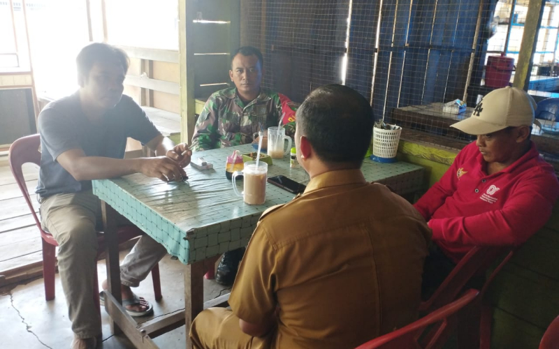 Babinsa Koramil 03/Sungai Sembilan Bangun Kebersamaan Warga Lewat Komsos