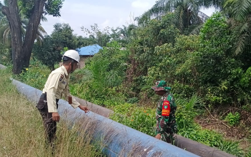 Babinsa Koramil 01/Dumai Perkuat Pengamanan Jalur Pipa Minyak Lewat Patroli Terpadu