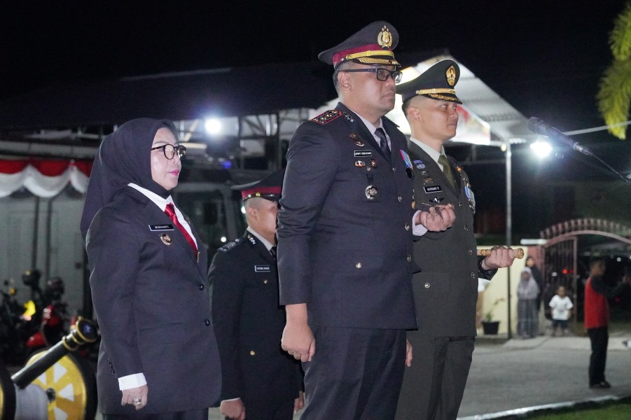 Kapolres Kampar Pimpin Upacara Taptu, Wabup Lepas Pawai Obor Semarakkan HUT RI ke-80 di Bangkinang