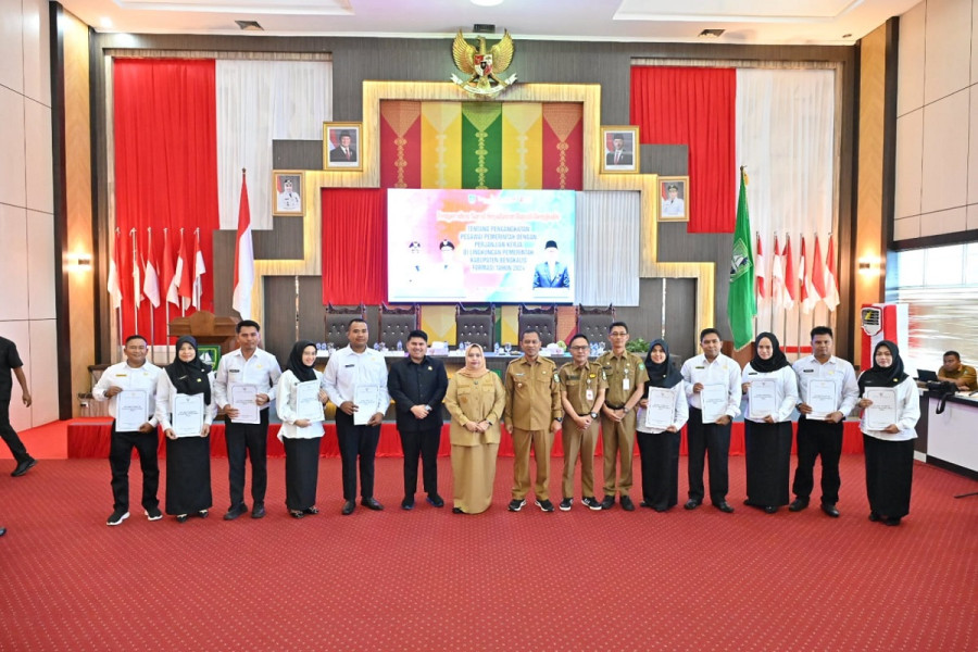 Bupati Kasmarni Serahkan 389 SK PPPK Formasi 2024