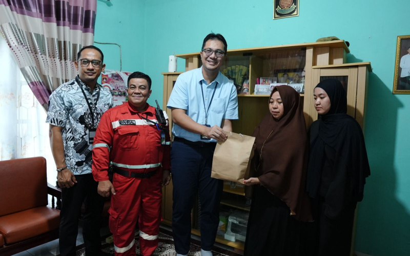 Kilang Pertamina Dumai Serahkan Beasiswa Pendidikan Rp150 Juta untuk Keluarga Almarhum