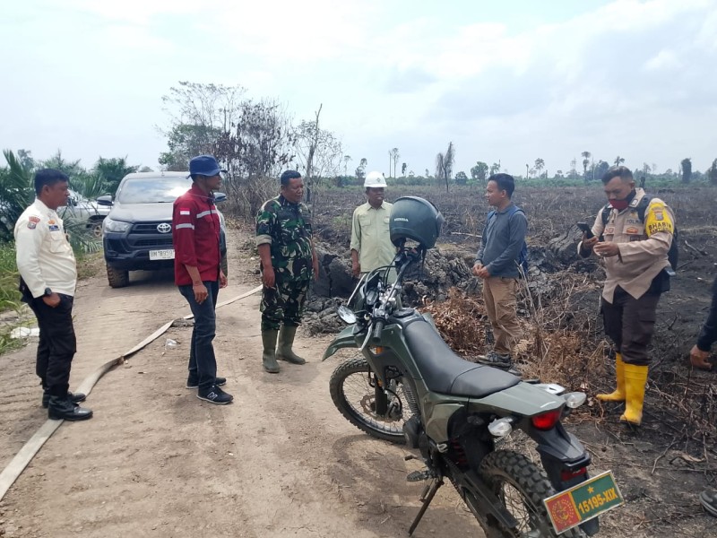 Babinsa Serma D. Sihombing Laksanakan Patroli Karhutla, Wilayah Sungai Mandau Terpantau Aman