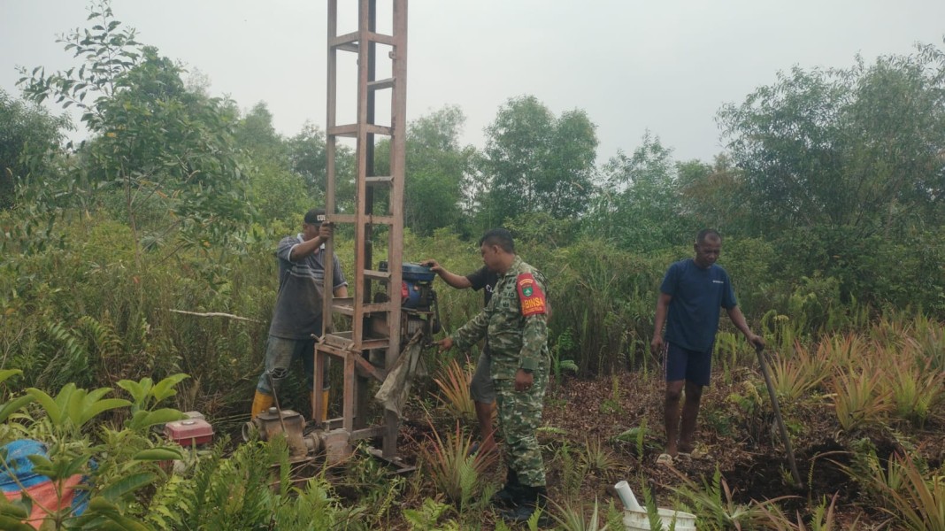 Rawan Karhutla, Babinsa Koramil 01/Dumai Siapkan Sumur Bor di Tanjung Palas