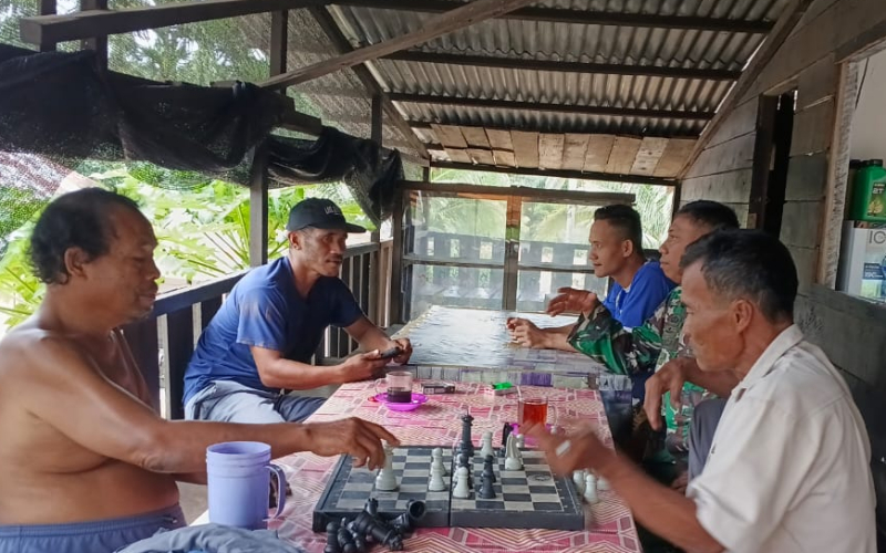 Babinsa Dumai Gencarkan Patroli dan Sosialisasi Keamanan Objek Vital Nasional