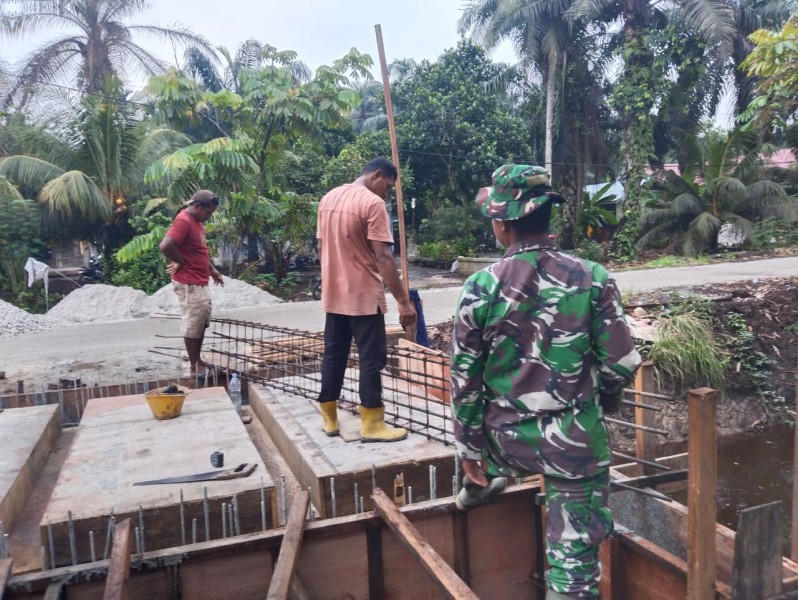 TNI dan Warga Gotong Royong Bangun Jembatan Beton di Lubuk Gaung