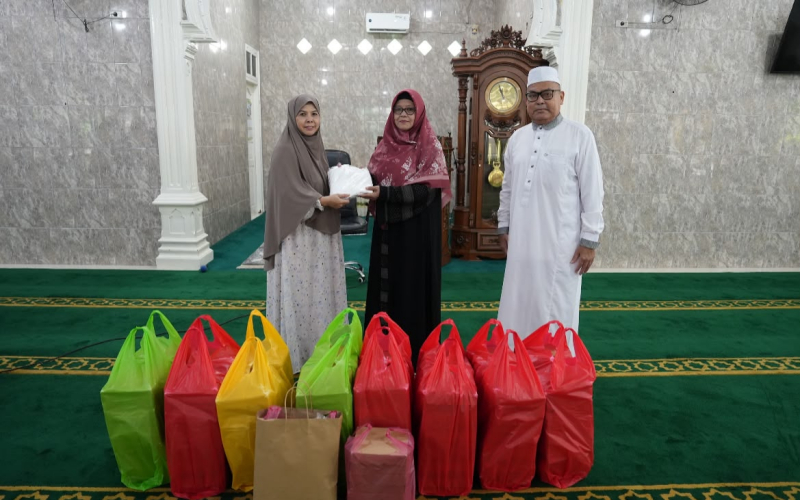 Persatuan Wanita Patra Kilang Dumai Bagian 100 Paket Makan Siang Jumat Berkah dan Mukena Gratis untuk Jamaah Masjid di Kelurahan Bukit Timah