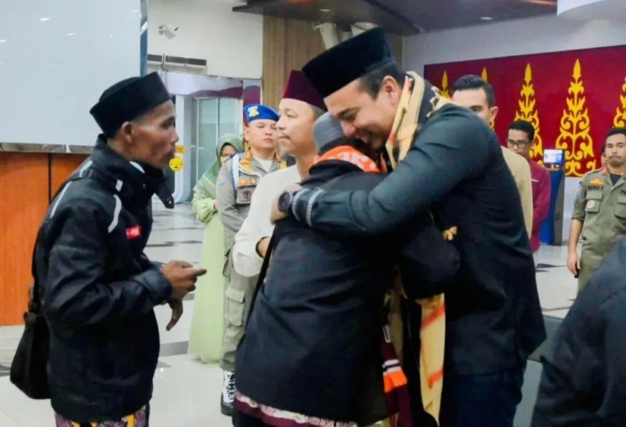 Tangis Haru Bupati Ade Sambut Kepulangan 102 Jamaah Umrah Program Pemkab Inhu