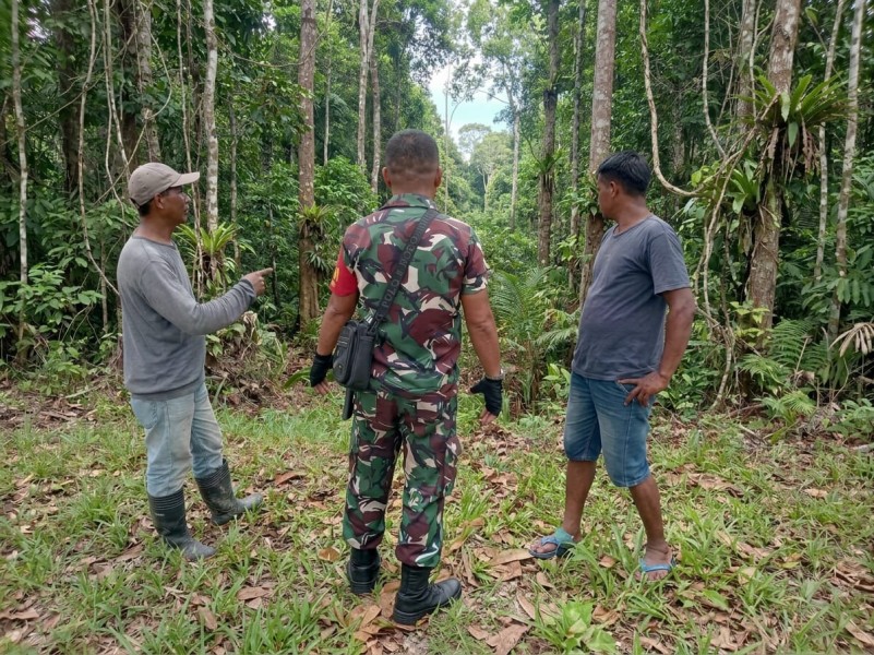 Babinsa Koramil 01/Dumai Patroli Karhutla, Sosialisasikan Antisipasi Banjir dan Dampingi Petani