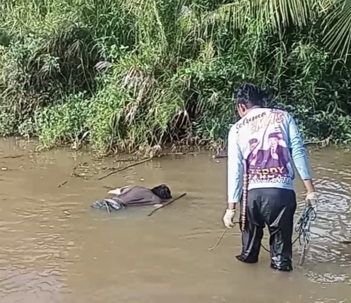 BREAKING NEWS ! Warga Pasar Seluma Digegerkan Temuan Mayat Pria Mengapung