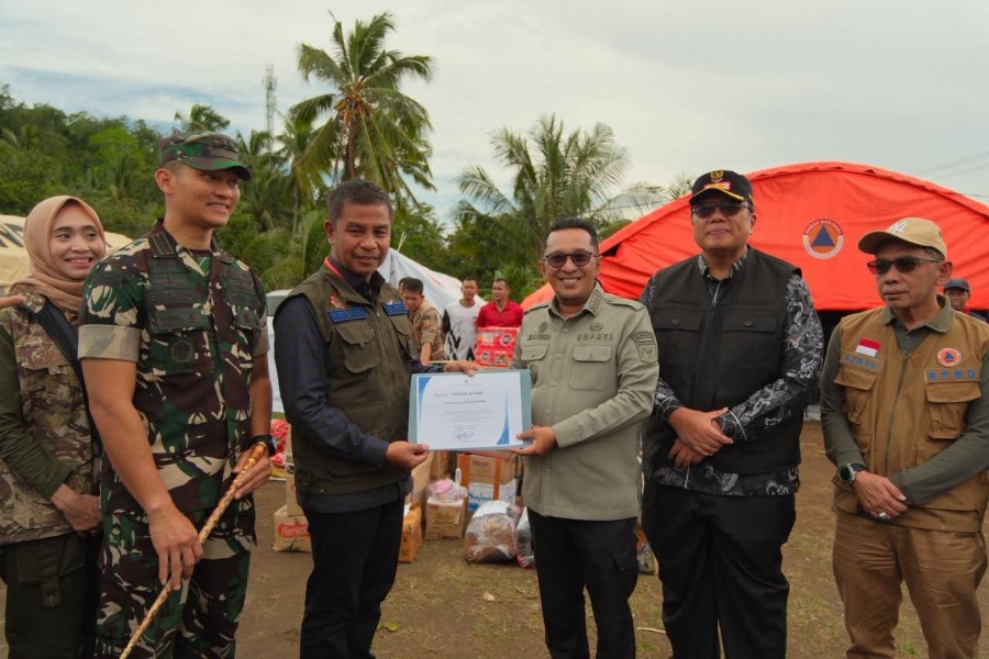Bupati Tanah Datar Terima secara Simbolis bantuan bencana dari Bupati Kampar