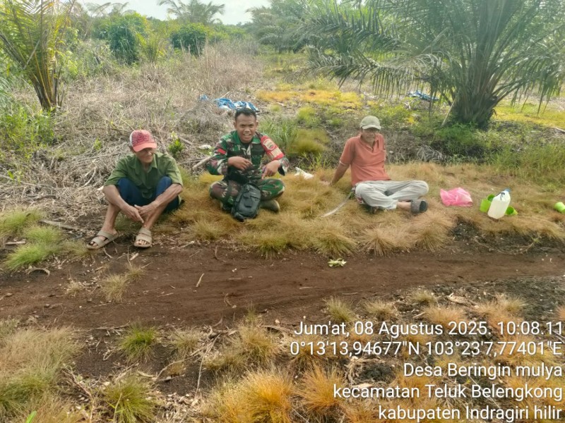 Komsos dengan Warga Binaan, Babinsa Koramil 06/Kateman Imbau Tak Bakar Sampah dan Rumpun Kering di Musim Kemarau
