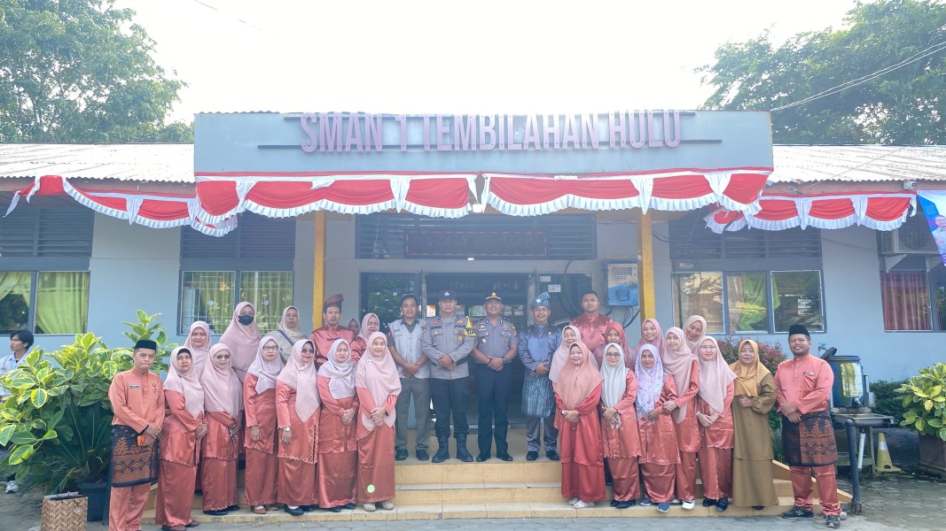 Kapolsek Tembilahan Hulu Pimpin Upacara di SMAN 1, Ingatkan Bahaya Narkoba, Judi Online hingga Bullying