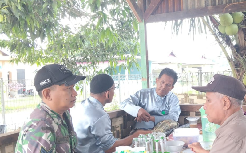 Babinsa Koramil 02 Bukit Kapur Intensifkan Patroli Jalur Pipa Migas, Ajak Warga Jaga Aset Negara
