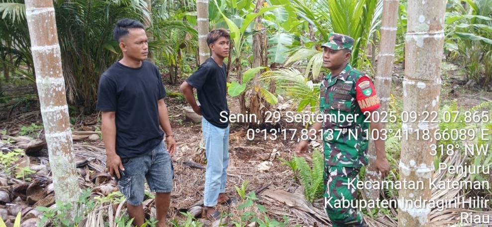 Babinsa Koramil 06/Kateman Gelar Patroli Tapal Batas Antisipasi Karhutla di Desa Penjuru