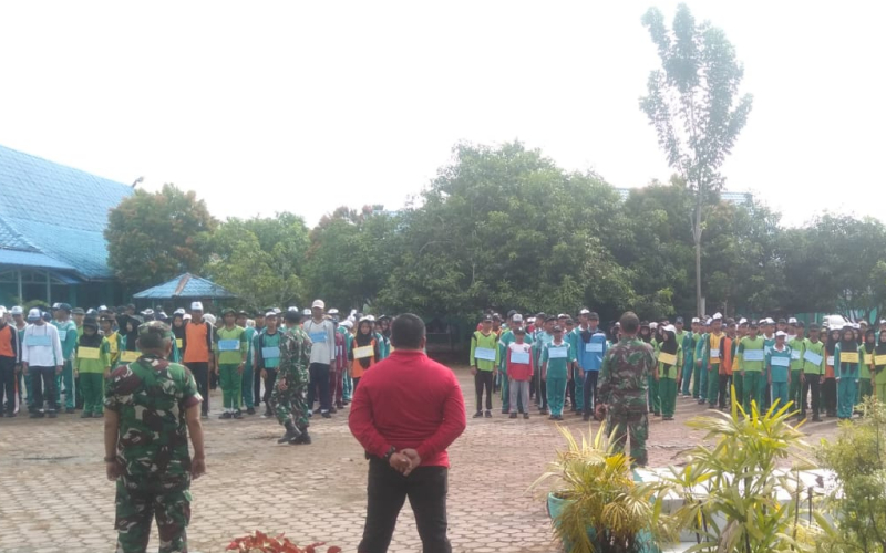Tanamkan Disiplin Sejak MPLS, Koramil 02/Bukit Kapur Latih PBB 246 Siswa Baru SMKN 3 Dumai